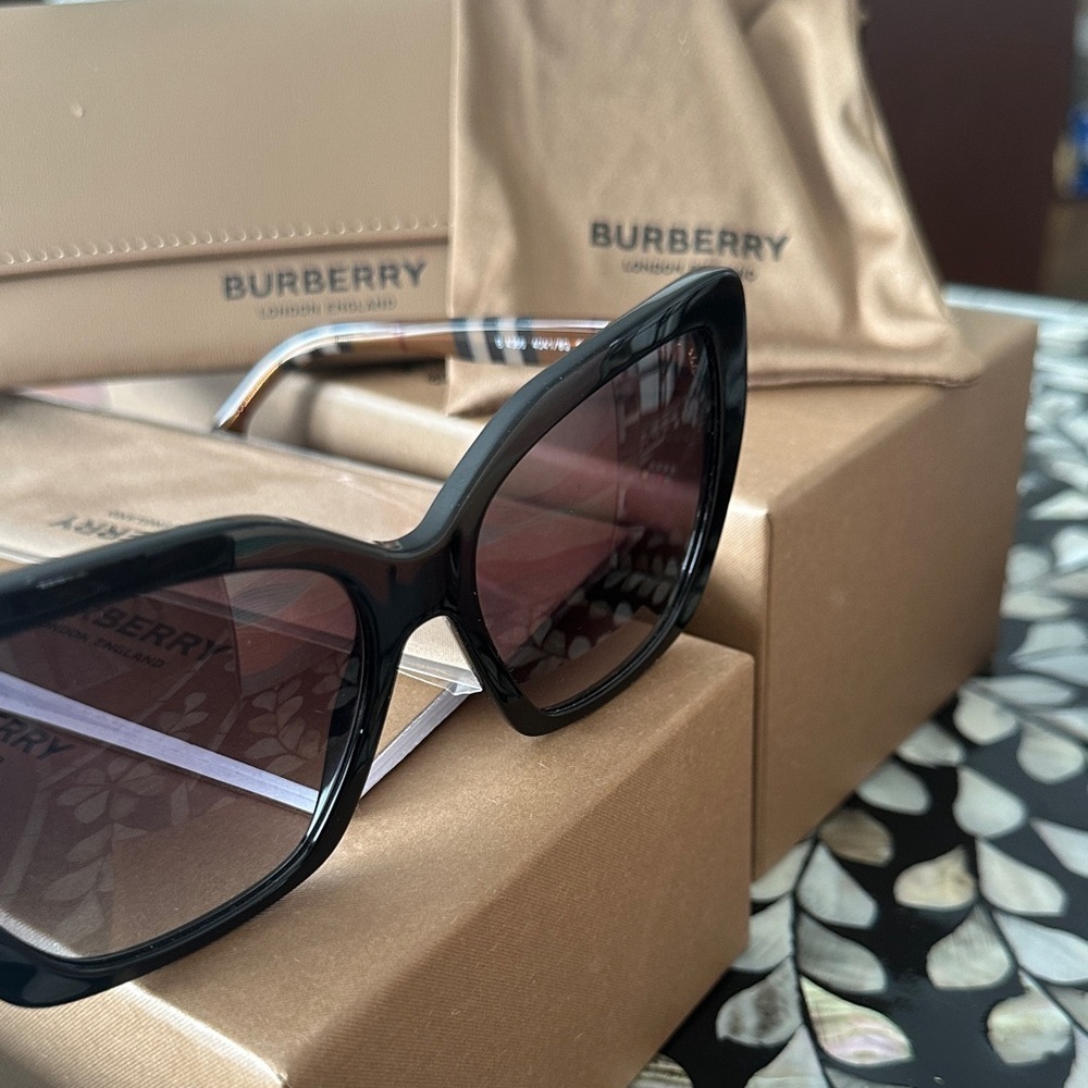 Burberry Black Sunglasses B 4366 - Picture 5 of 7